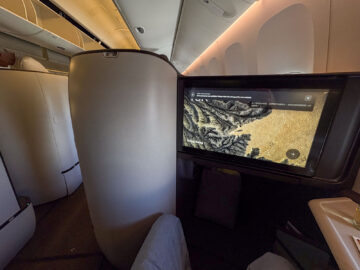 Cathay Pacific Boeing 777 300 Aria Suite Business Class Pov Sitz