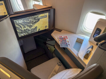 Cathay Pacific Boeing 777 300 Aria Suite Business Class Sitz 18k Hinten Ansicht