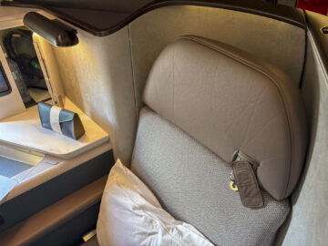 Cathay Pacific Boeing 777 300 Aria Suite Business Class Sitz Detail
