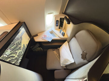 Cathay Pacific Boeing 777 300 Aria Suite Business Class Sitz Fenster