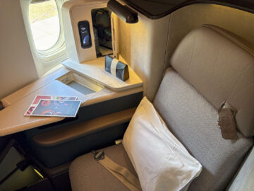 Cathay Pacific Boeing 777 300 Aria Suite Business Class Sitz Fenster Details