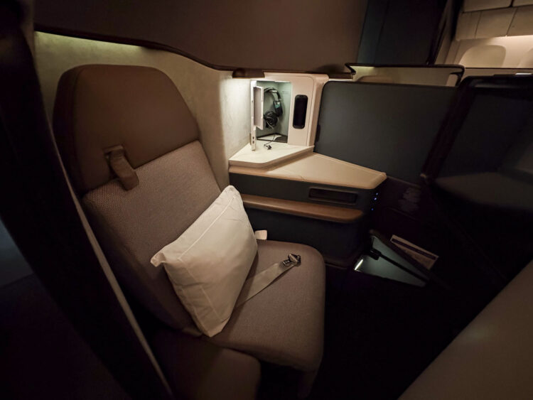 Cathay Pacific Boeing 777 300 Aria Suite Business Class Sitz Gang Mitte