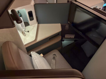 Cathay Pacific Boeing 777 300 Aria Suite Business Class Sitz Mitte Detail
