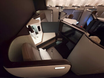 Cathay Pacific Boeing 777 300 Aria Suite Business Class Sitz Reihe Mitte 2