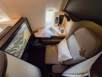 Cathay Pacific Boeing 777 300 Aria Suite Business Class Sitz Weit