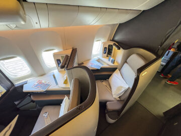 Cathay Pacific Boeing 777 300 Aria Suite Business Class Sitze Fenster