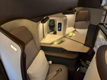 Cathay Pacific Boeing 777 300 Aria Suite Business Class Sitze Gang Mitte