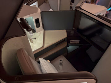 Cathay Pacific Boeing 777 300 Aria Suite Business Class Sitzreihe Mitte