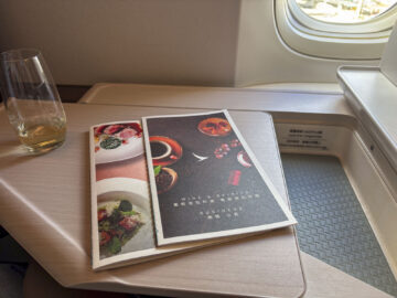 Cathay Pacific Boeing 777 300 Aria Suite Business Class Speise Drinks Karte