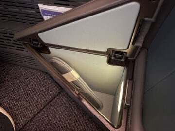 Cathay Pacific Boeing 777 300 Aria Suite Business Class Stauraum