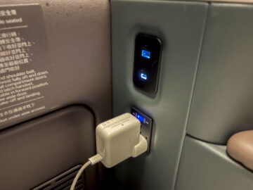 Cathay Pacific Boeing 777 300 Aria Suite Business Class Stromanschluss