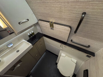 Cathay Pacific Boeing 777 300 Aria Suite Business Class Waschraum