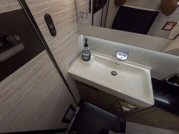 Cathay Pacific Boeing 777 300 Aria Suite Business Class Waschraum4