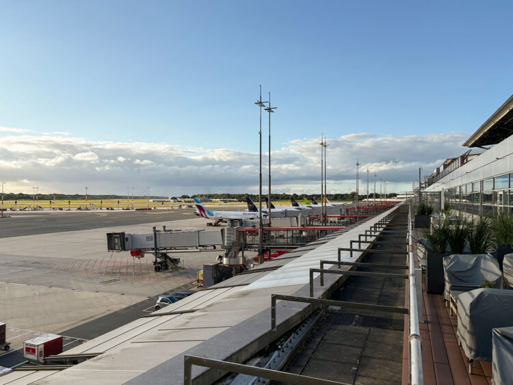 Lufthansa Senator Lounge Terrasse Flughafen Hamburg Flugzeug