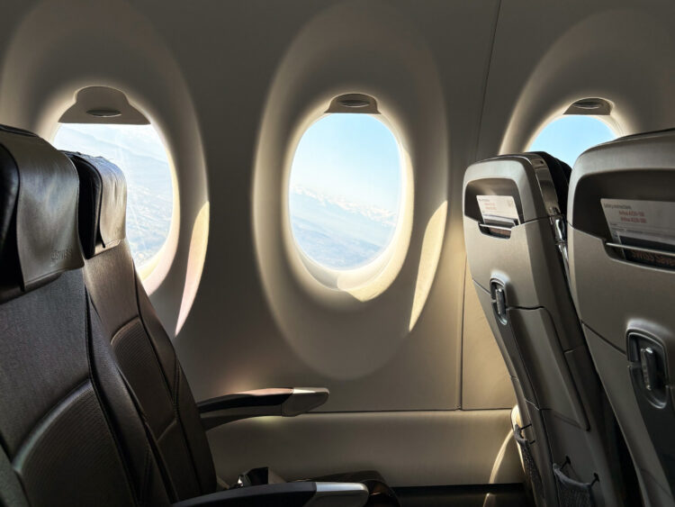 Swiss Airbus A220 Flugzeug Kabine Aussicht