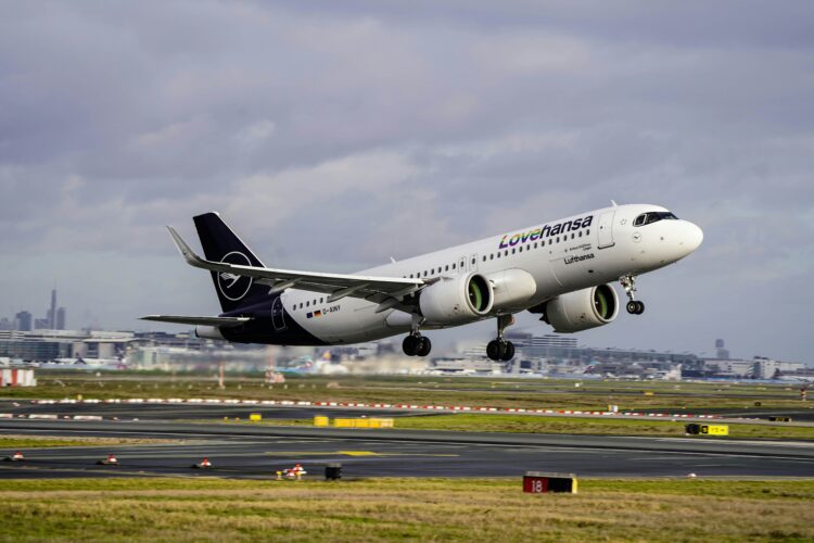 Lufthansa Airbus A320 Flugzeug Lovehansa Unsplash