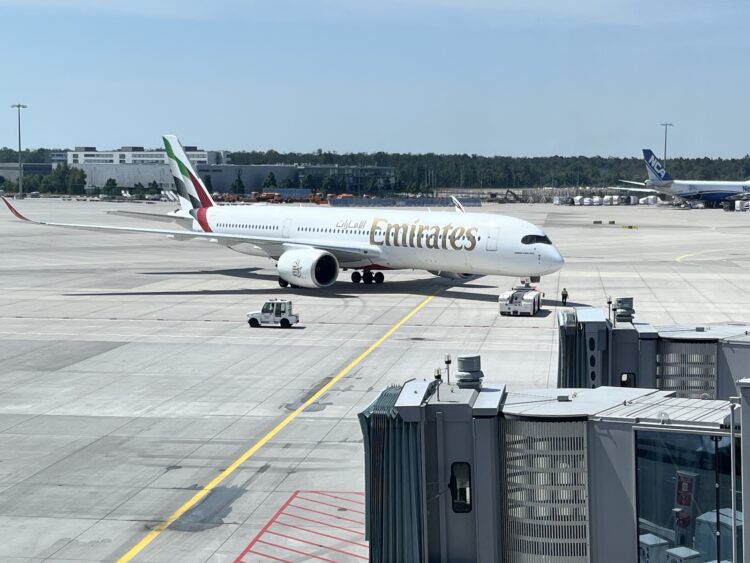 Emirates Airbus A350 Flugzeug Frankfurt Terminal 3