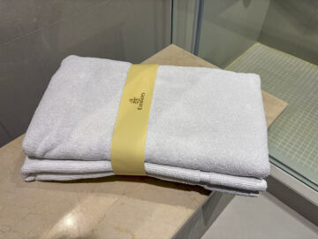 Emirates Lounge Bangkok Dusche Handtuch