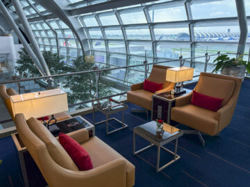 Emirates Lounge Bangkok Sitze Sicht Terminal