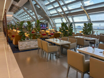 Emirates Lounge Bangkok Tische Sitze Speisebereich