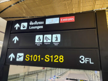 Emirates Lounge Bangkok Wegweiser Schild