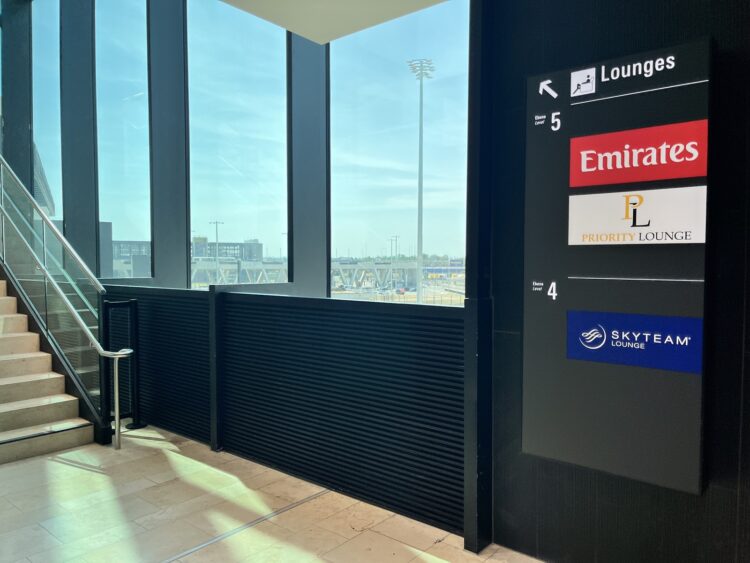 Frankfurt Terminal 3 Lounge Wegweiser Schilder 1