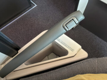 Qatar Airways Boeing 787 9 Business Class Adient Ascent Storage