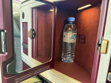 Qatar Airways Boeing 787 9 Business Class Adient Ascent Wasser Storage