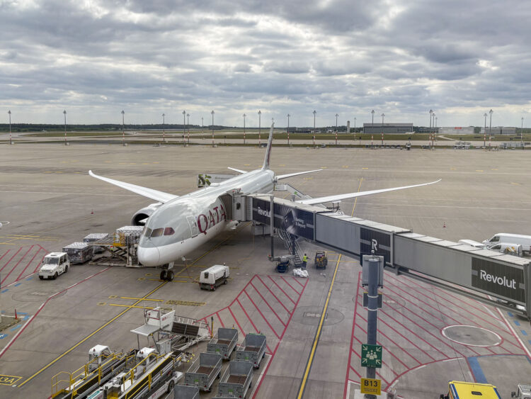 Qatar Airways Boeing 787 9 Flugzeug Flughafen Berlin Gate