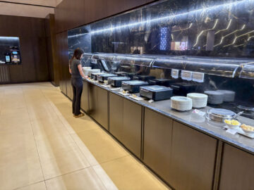 Qatar Airways Doha Al Mourjan Business Lounge The Garden Buffet Speisen