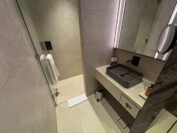 Qatar Airways Doha Al Mourjan Business Lounge The Garden Dusche