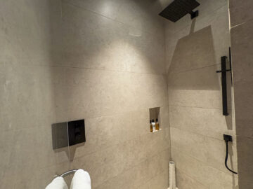 Qatar Airways Doha Al Mourjan Business Lounge The Garden Dusche Innen