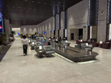 Qatar Airways Doha Al Mourjan Business Lounge The Garden Kunst Wasser