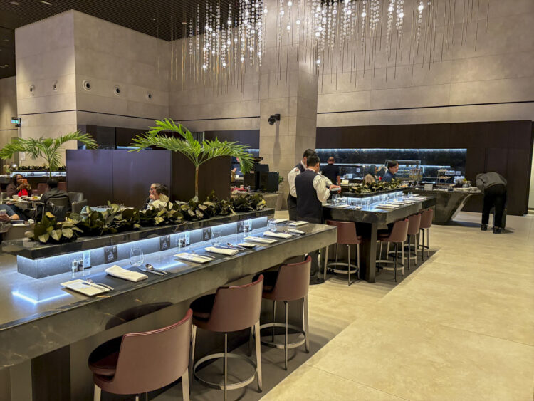 Qatar Airways Doha Al Mourjan Business Lounge The Garden Restaurant Sitze
