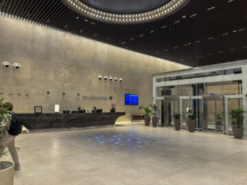 Qatar Airways Doha Al Mourjan Business Lounge The Garden Rezeption