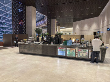 Qatar Airways Doha Al Mourjan Business Lounge The Garden Snack Insel Drinks
