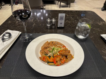 Qatar Airways Doha Al Mourjan Business Lounge The Garden Speise Tisch