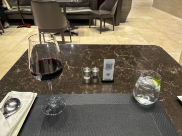 Qatar Airways Doha Al Mourjan Business Lounge The Garden Tisch Service