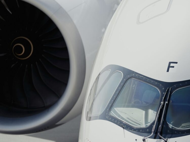 Airbus A350 Flugzeug Triebwerk Cockpit Unsplash
