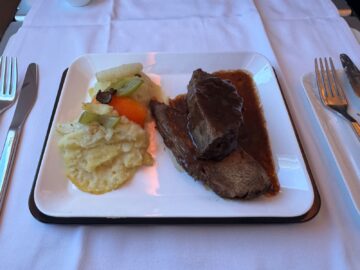 Swiss Business Class Airbus A350 Rind Brasato Hauptspeise