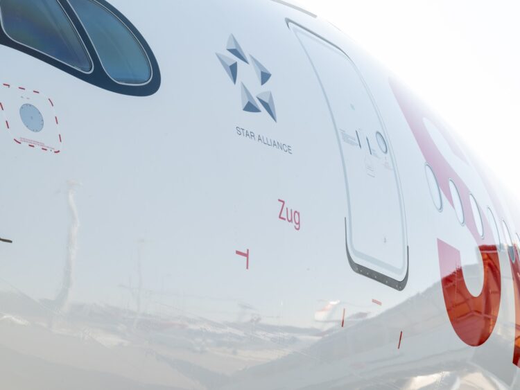 SWISS Flugzeug Airbus A350-900 HB-IFC Nahaufnahme