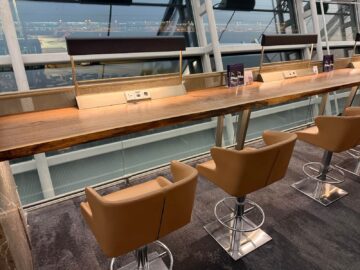 Singapore Airlines Silverkris Lounge Seoul Incheon Hochtisch Bank
