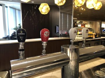 air canada maple leaf lounge calgary bier gezapft