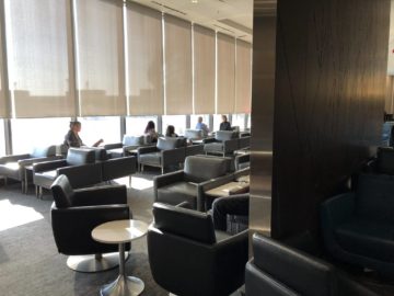 air canada maple leaf lounge calgary blick fensterfront
