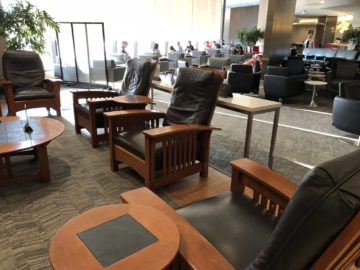 air canada maple leaf lounge calgary sessel