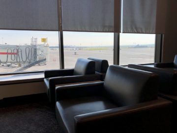 air canada maple leaf lounge calgary sessel fensterfront