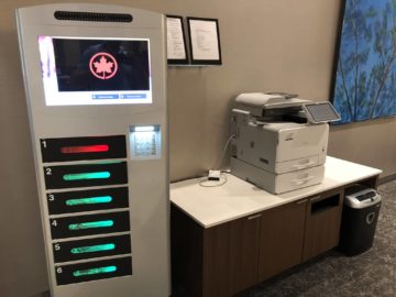 air canada maple leaf lounge calgary smartphone ladestationen