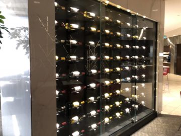air canada maple leaf lounge calgary trennwand weinflaschen