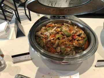 air canada maple leaf lounge vancouver ahornglaziertes chicken