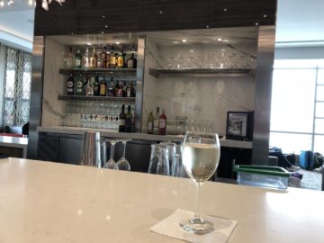 air canada maple leaf lounge vancouver bar wein